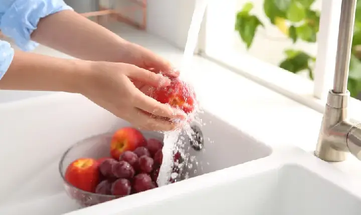 Bicarbonato de sódio ajuda a lavar frutas? Veja o que diz especialista