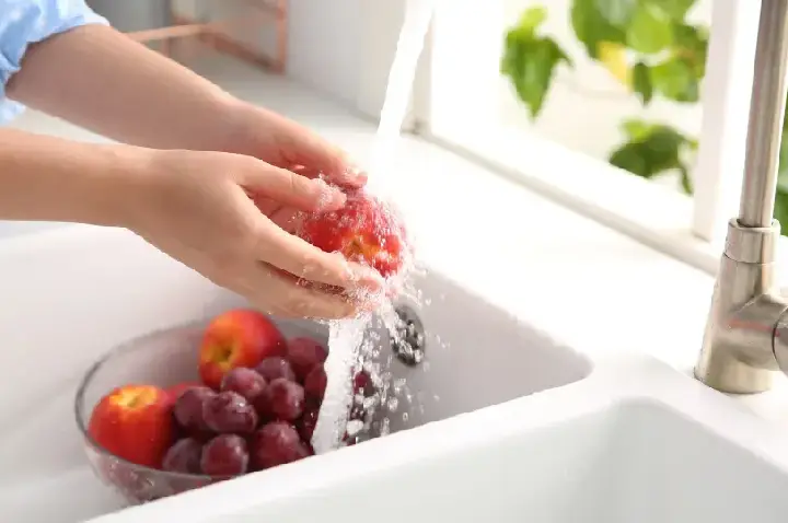 Bicarbonato de sódio ajuda a lavar frutas? Veja o que diz especialista