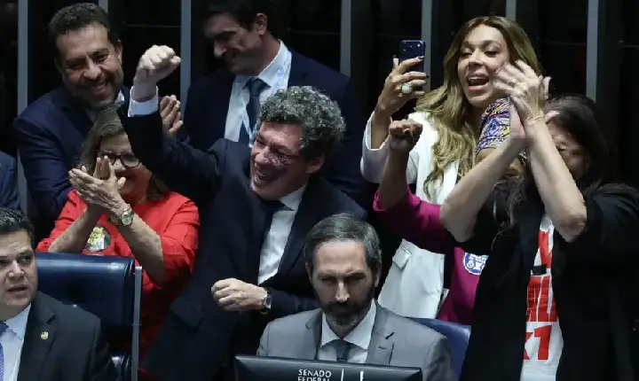 Brasil aprova maior mudança para trabalhadores desde 1988