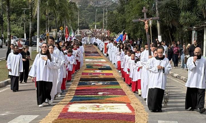 Cajamar celebra Corpus Christi com tapete de mais de 500 metros de extensão