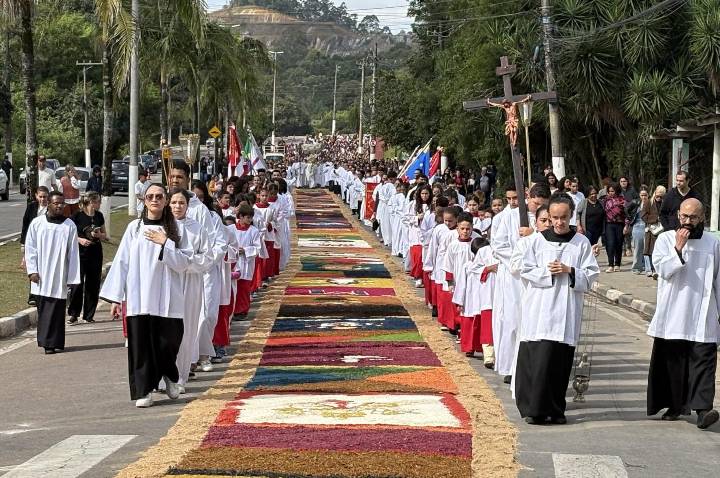 Cajamar celebra Corpus Christi com tapete de mais de 500 metros de extensão