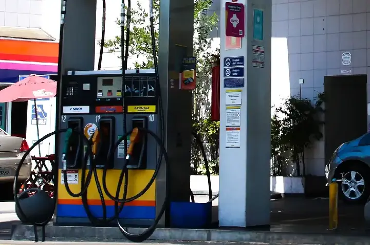 Concorrência do etanol e subvenção fazem preço da gasolina cair