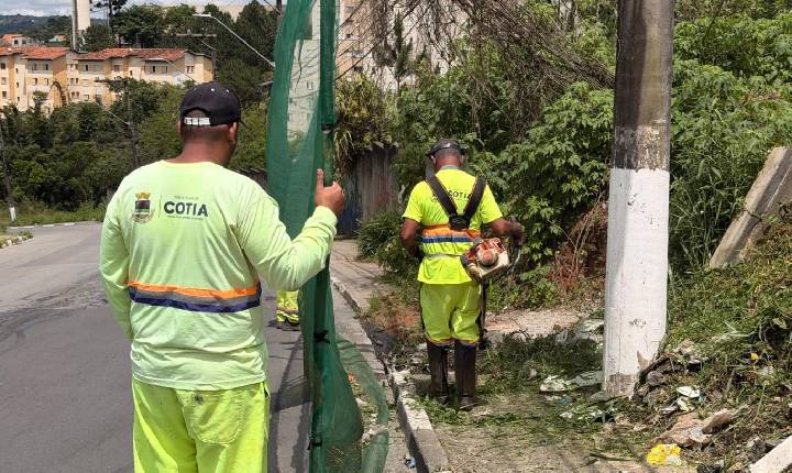 COTIA: Equipes de zeladoria atuam em ruas, praças e espaços públicos da cidade