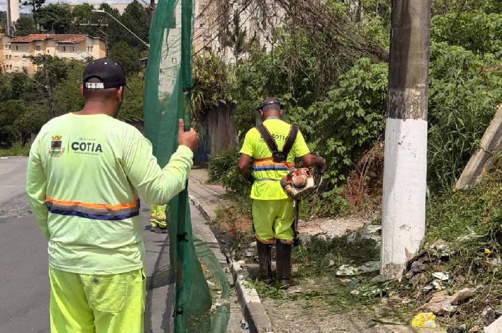COTIA: Equipes de zeladoria atuam em ruas, praças e espaços públicos da cidade