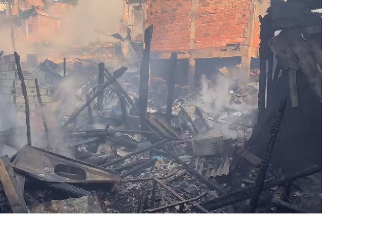 Incêndio destrói moradias na comunidade de Paraisópolis em São Paulo