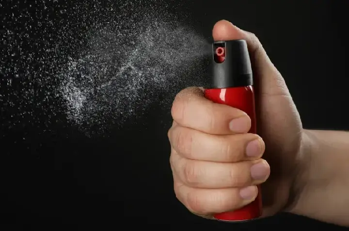 Mulheres podem comprar e usar spray de pimenta para defesa pessoal
