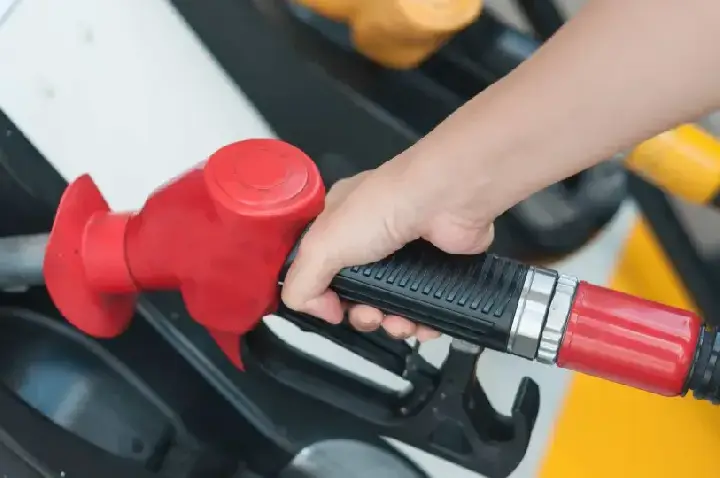 Queda de 2,01% na gasolina desacelera inflação ao consumidor no IGP-DI de maio, afirma FGV