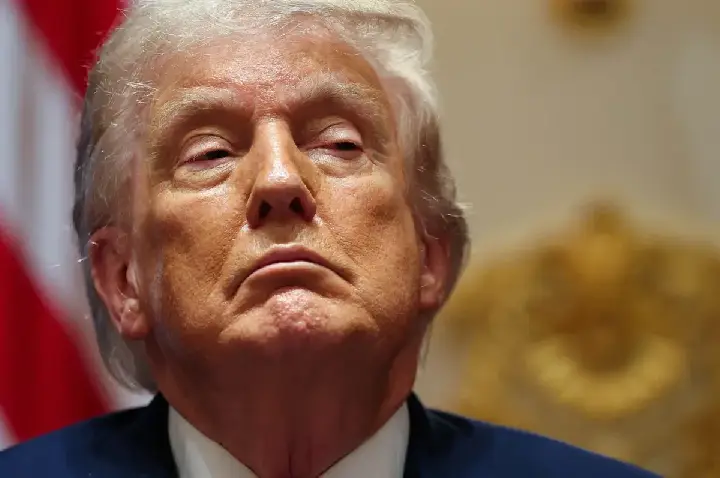 Trump anuncia taxa de 100% para genéricos importados a partir de 2028