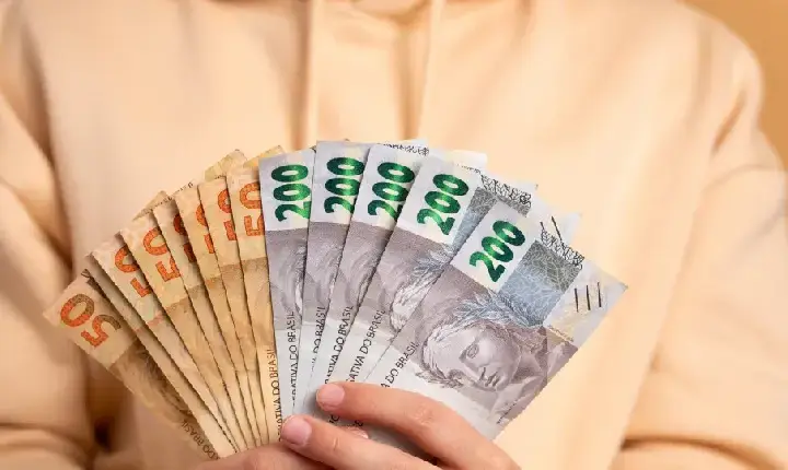 Veja como sacar dinheiro esquecido e quem pode receber mais de R$1 mil