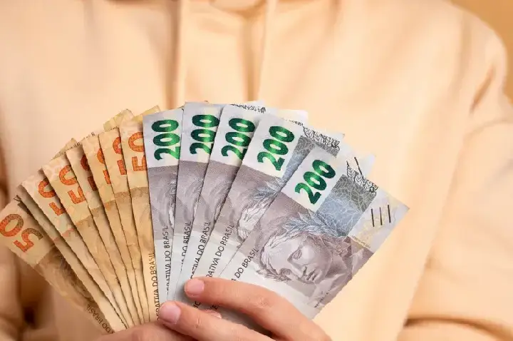 Veja como sacar dinheiro esquecido e quem pode receber mais de R$1 mil