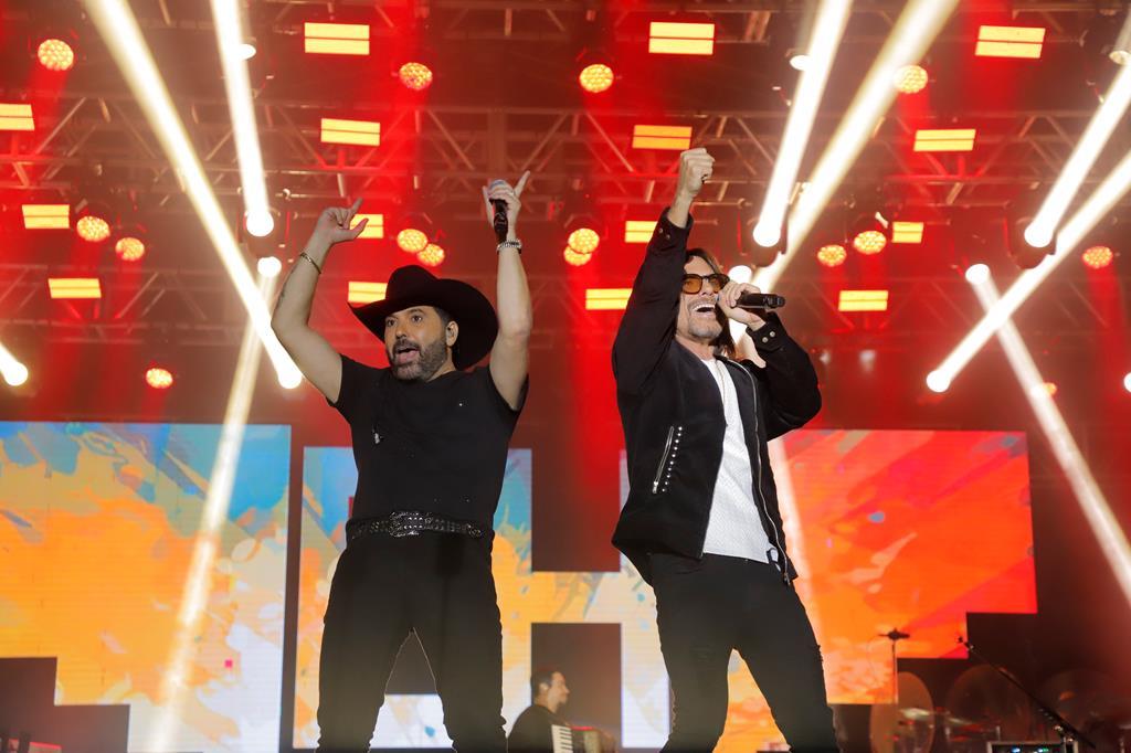 Edson & Hudson emocionam público no Arraiá Barueri com sertanejo e surpresas musicais