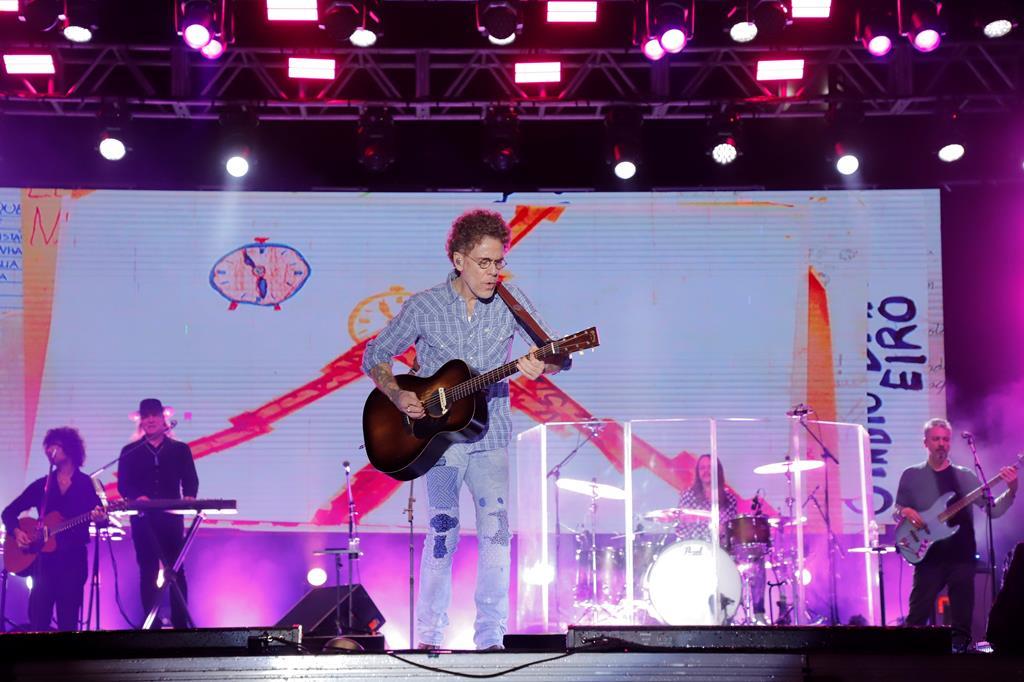 Nando Reis encanta fãs com show intimista no Arraiá Barueri