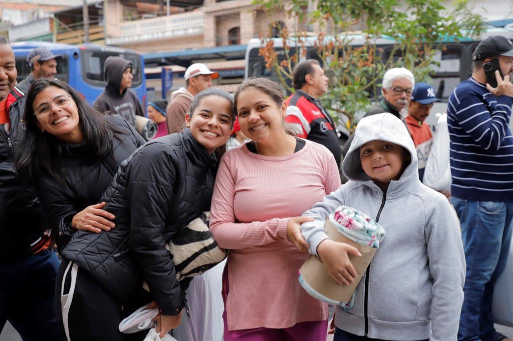 Prefeitura de Barueri alerta: campanha do agasalho 2025 é alvo de fake news