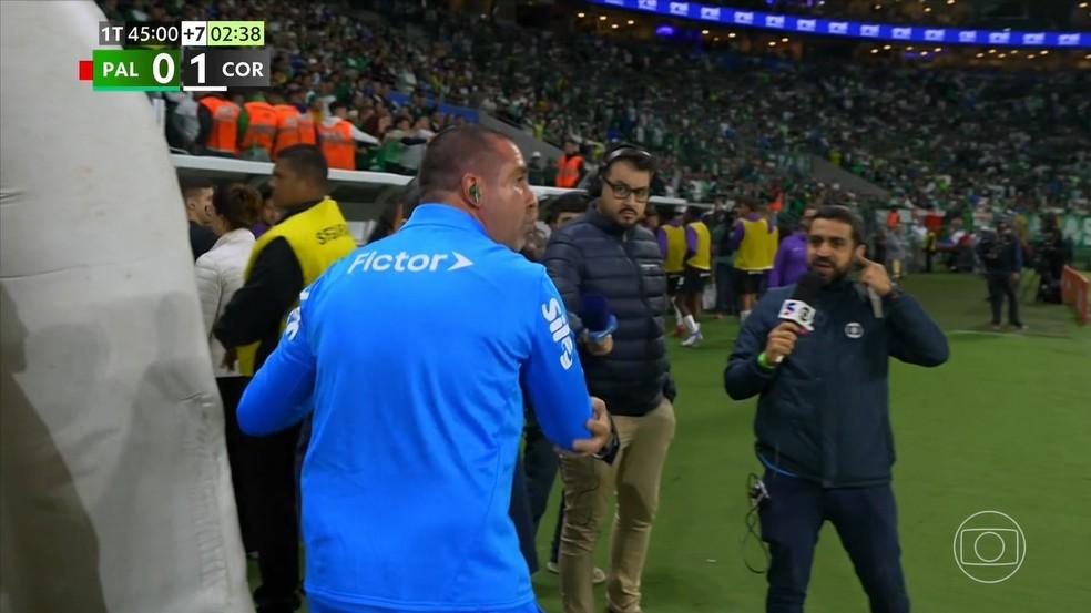 Auxiliar do Palmeiras se revolta com gol do Corinthians e é expulso: 