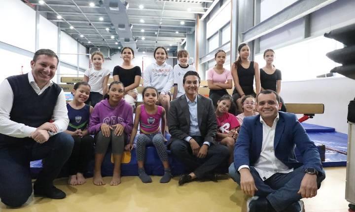 Ao lado do Presidente da Câmara Municipal Wilson Zufa o Secretário de Esportes Tom Moisés recebeu o Deputado Federal Marcos Pereira e diversos secretários municipais da região