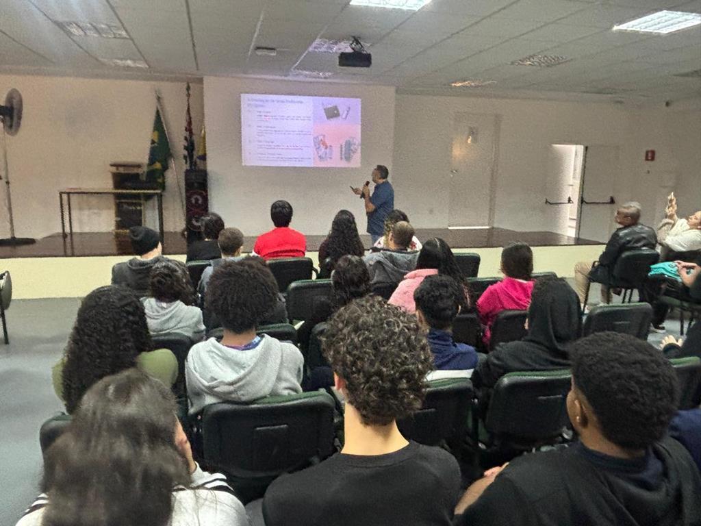 Palestra educativa da Fieb alerta sobre os riscos do uso de vapes e pods