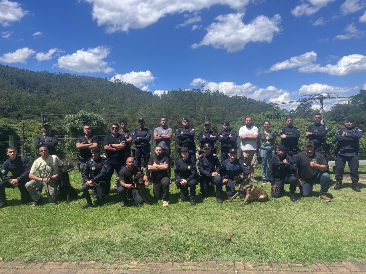 Cajamar recebe curso de operações com cães policiais com participação de forças de segurança da região
