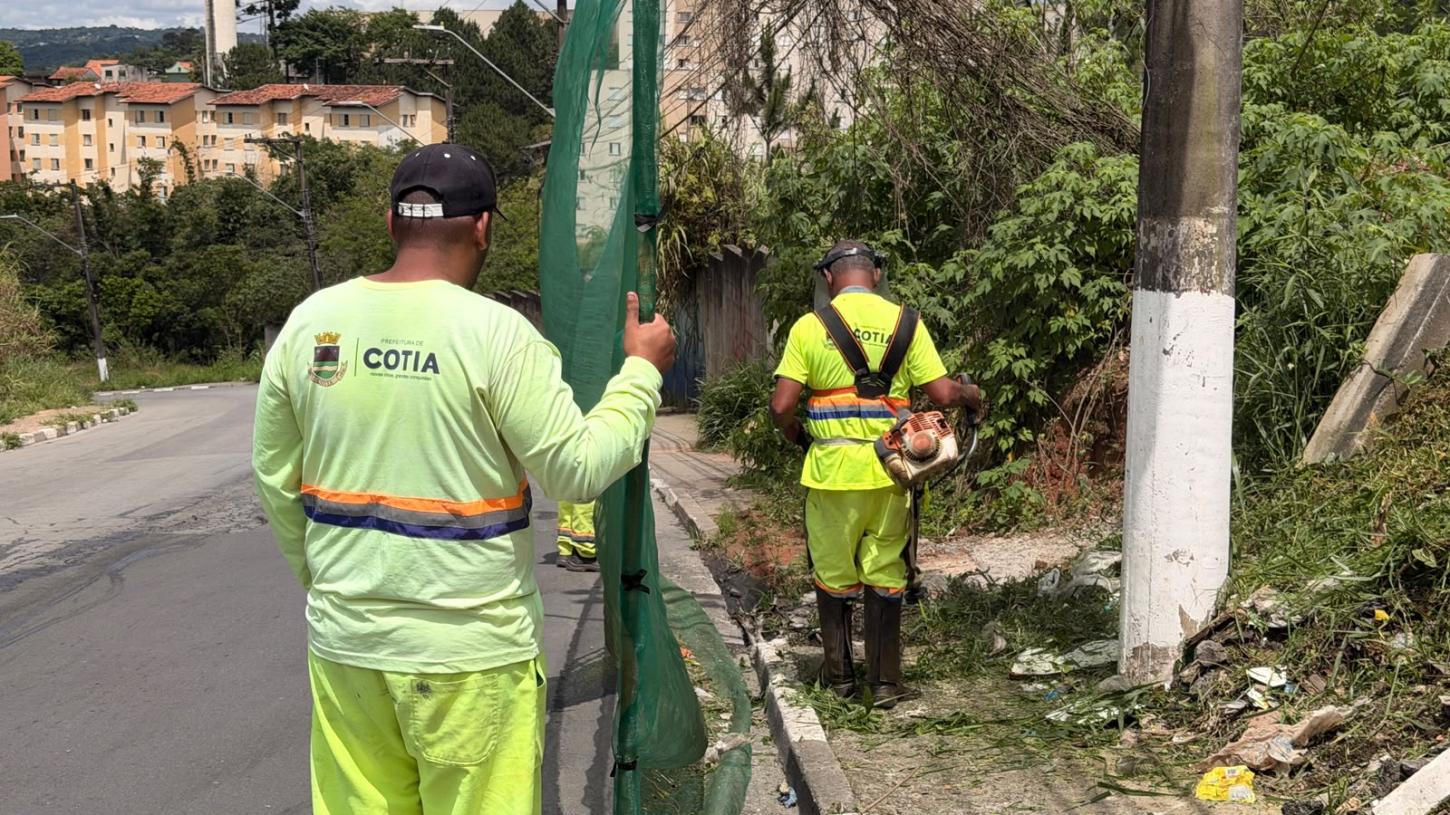 COTIA: Equipes de zeladoria atuam em ruas, praças e espaços públicos da cidade
